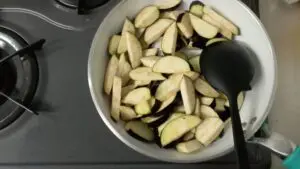 なす、中火で3~4分。
